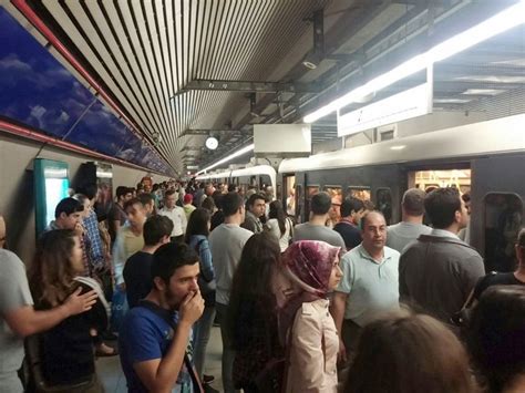 İ­z­m­i­r­ ­M­e­t­r­o­s­u­­n­d­a­k­i­ ­a­r­ı­z­a­ ­i­s­y­a­n­ ­e­t­t­i­r­d­i­